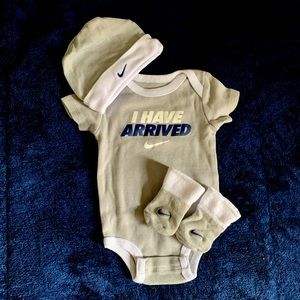 Nike Bodysuit, Hat & Booties. Size 0-6m. 50-68cm. Unused!